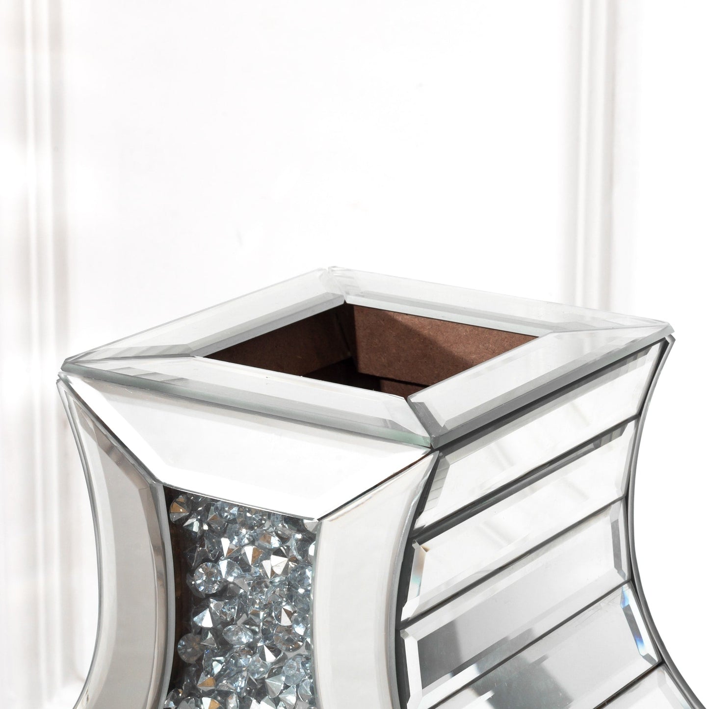 Vaso da terra alto con diamanti frantumati