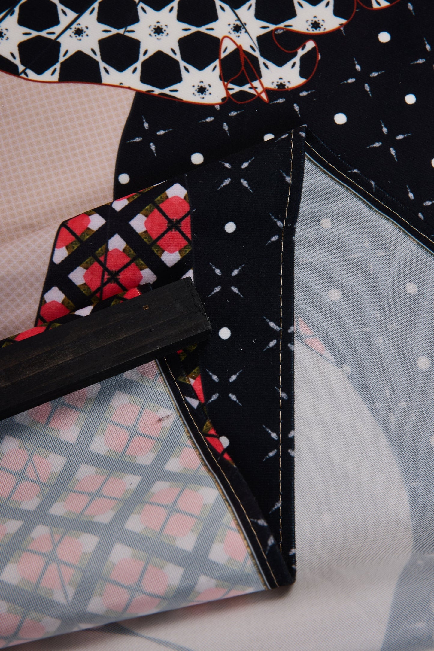 Coucou - Tela Stampa Donna Con Vestito Rosso 90X120