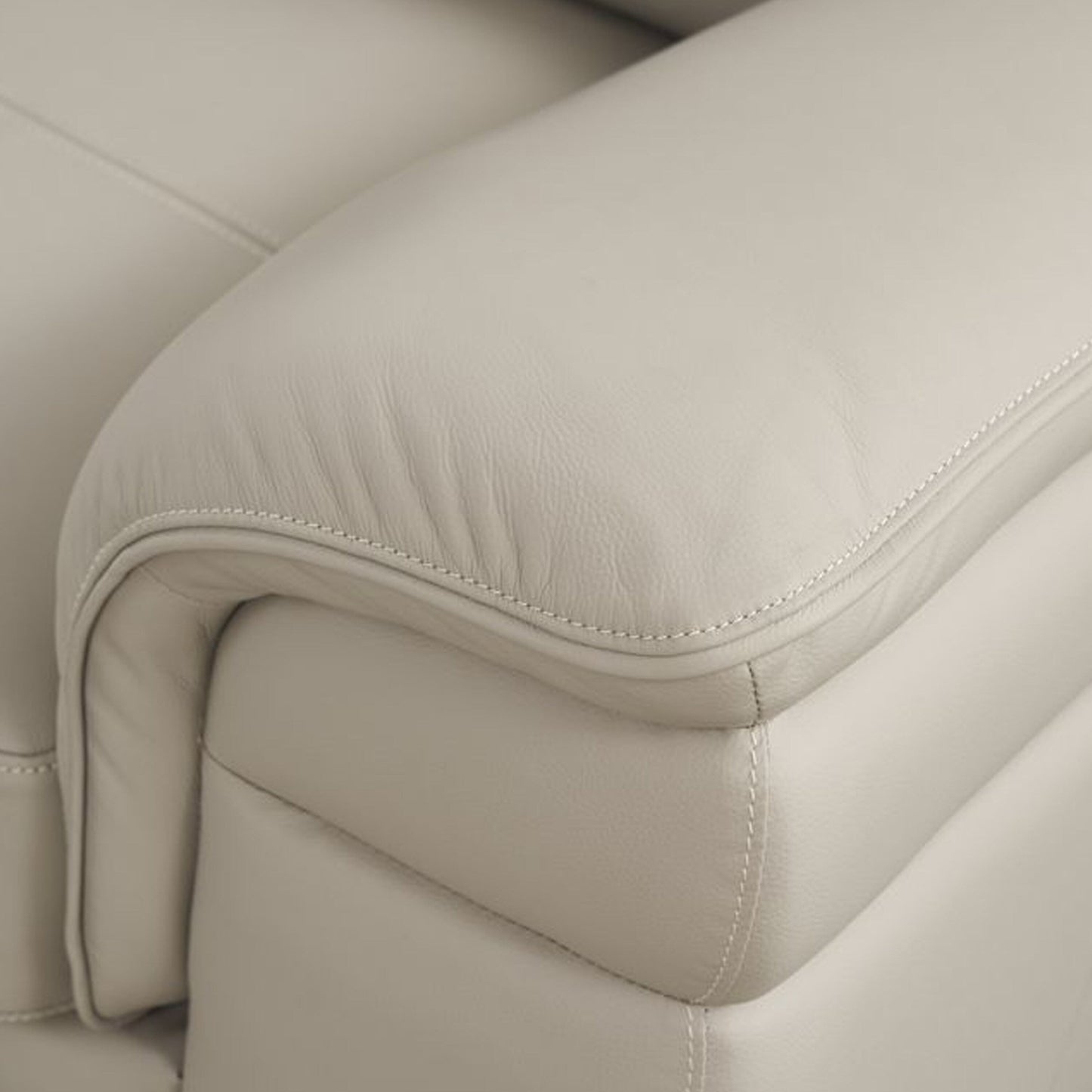 Divano Danny, pelle italiana grigio chiaro, cuscini in schiuma, gambe in legno, 85 pollici