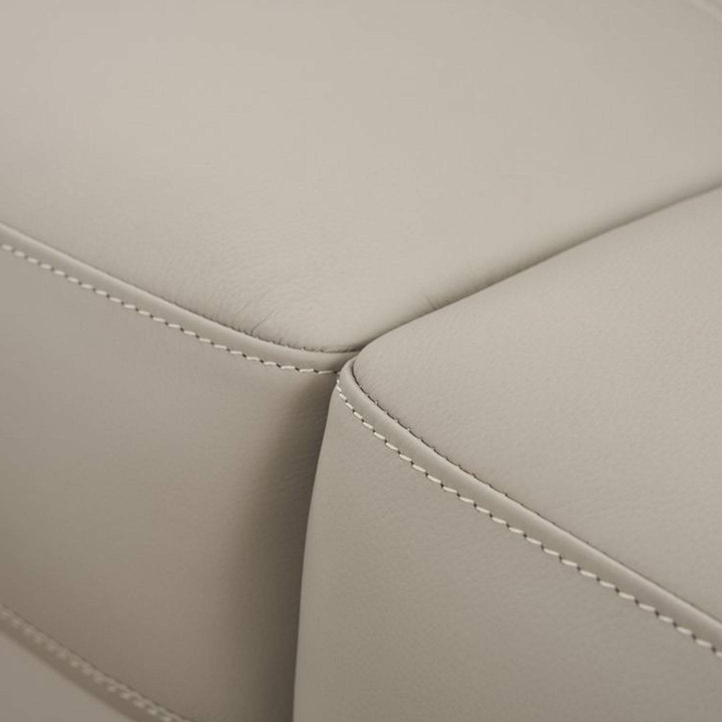 Divano Danny, pelle italiana grigio chiaro, cuscini in schiuma, gambe in legno, 85 pollici