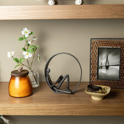 Statua in ghisa con scultura contemporanea del lettore circondato da Danya B. - Opzioni per uomo, donna o doppio fermalibri