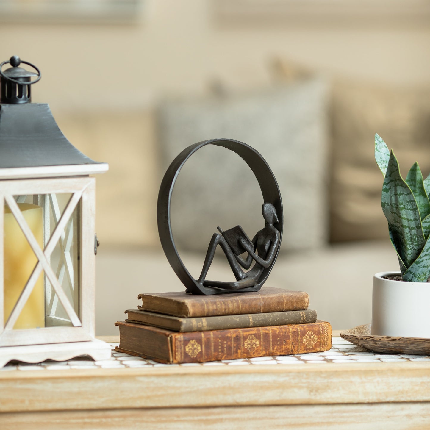 Statua in ghisa con scultura contemporanea del lettore circondato da Danya B. - Opzioni per uomo, donna o doppio fermalibri