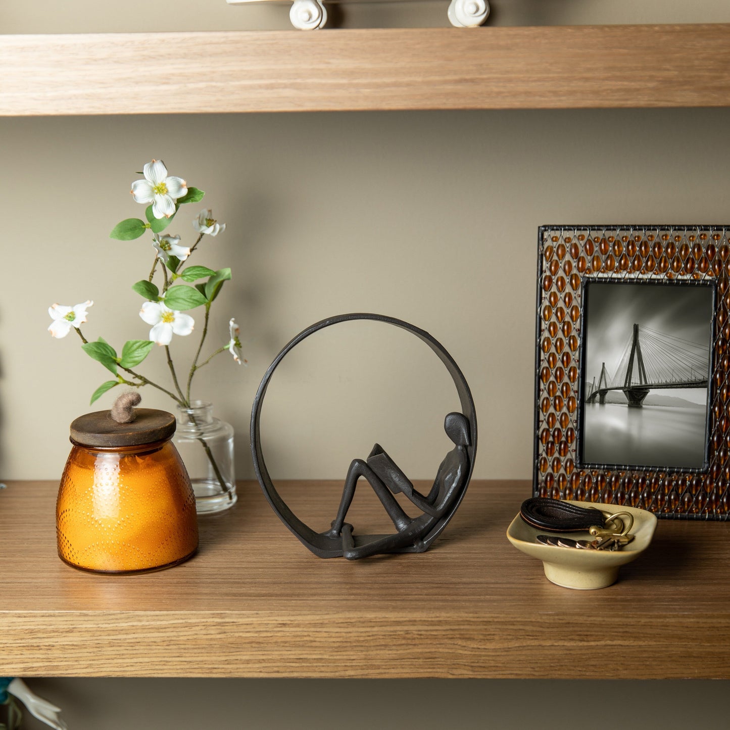 Statua in ghisa con scultura contemporanea del lettore circondato da Danya B. - Opzioni per uomo, donna o doppio fermalibri