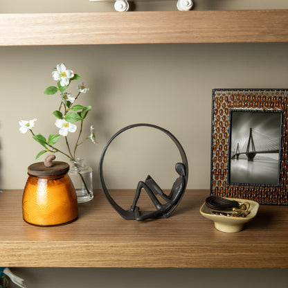 Statua in ghisa con scultura contemporanea del lettore circondato da Danya B. - Opzioni per uomo, donna o doppio fermalibri