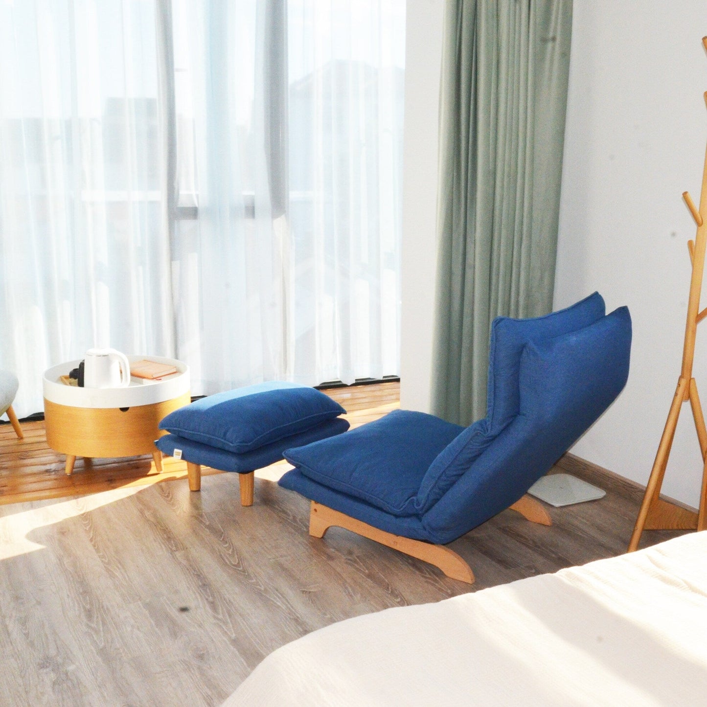 Poltrona reclinabile manuale senza braccioli imbottita blu scuro con poggiatesta e schienale regolabili, reclinabile a 180°