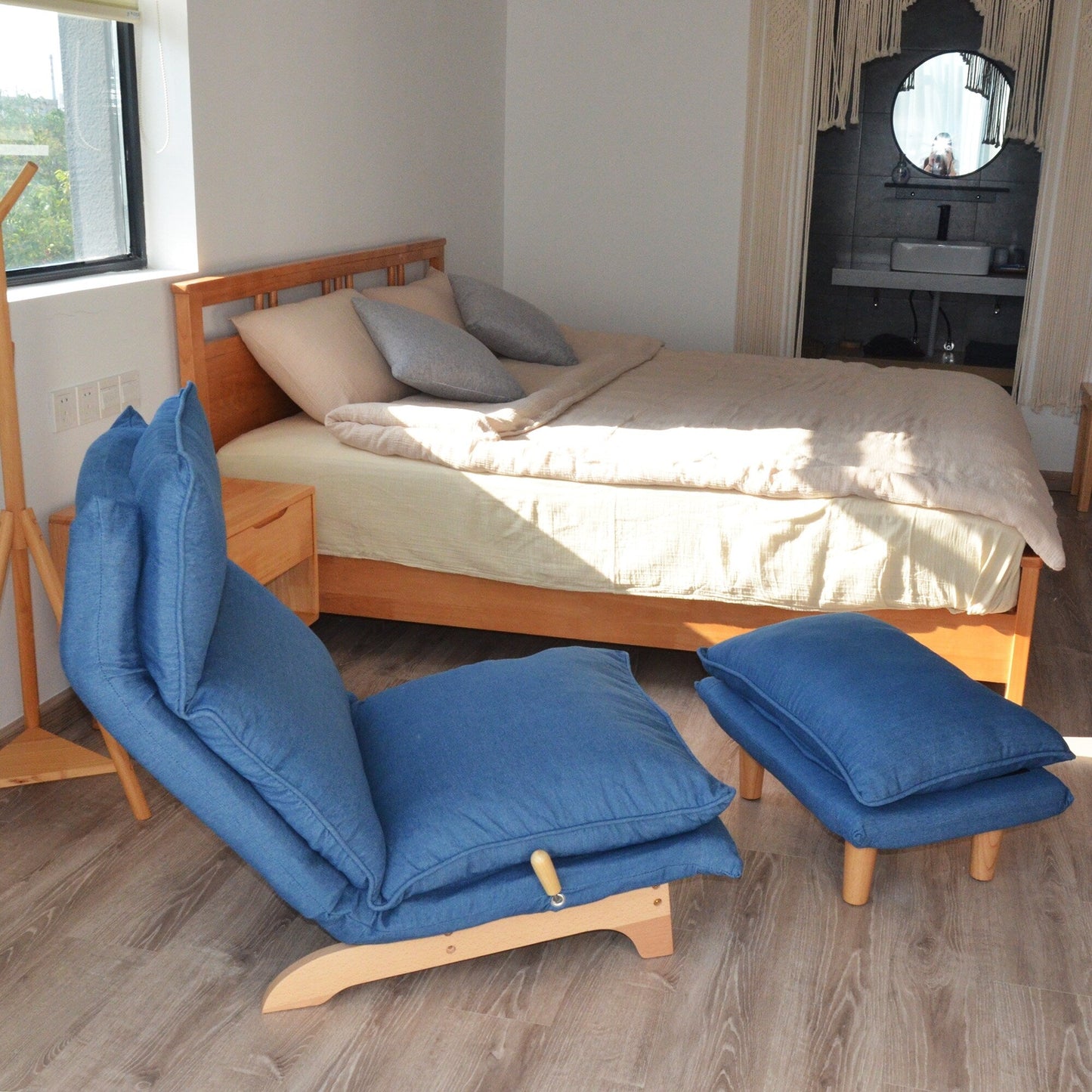 Poltrona reclinabile manuale senza braccioli imbottita blu scuro con poggiatesta e schienale regolabili, reclinabile a 180°