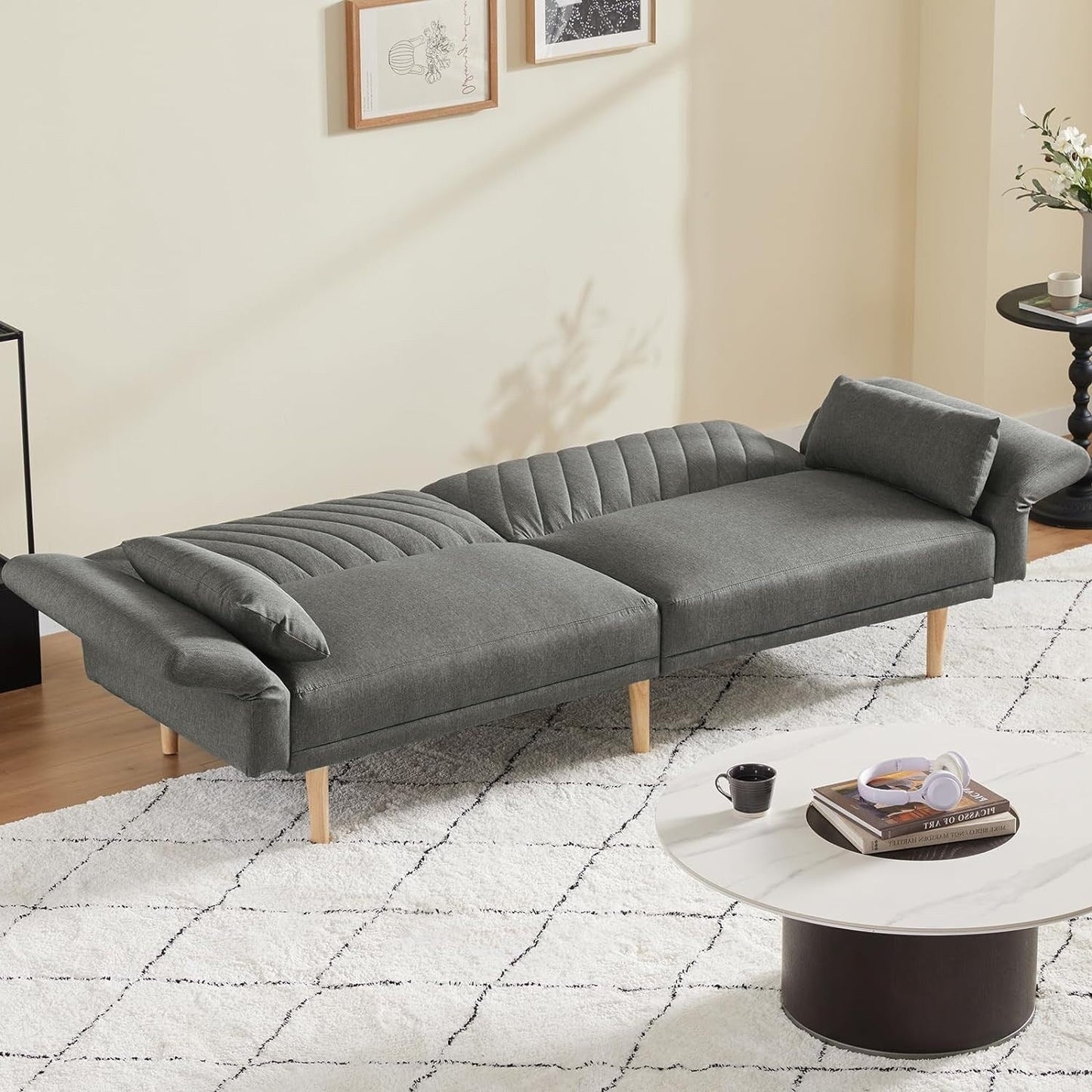 Divano letto futon grigio scuro con cuscini