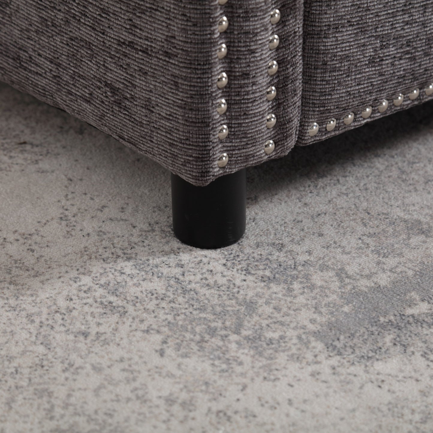 Divano a due posti moderno grigio scuro 52.36 imbottito in ciniglia con tasca e borchie per soggiorno