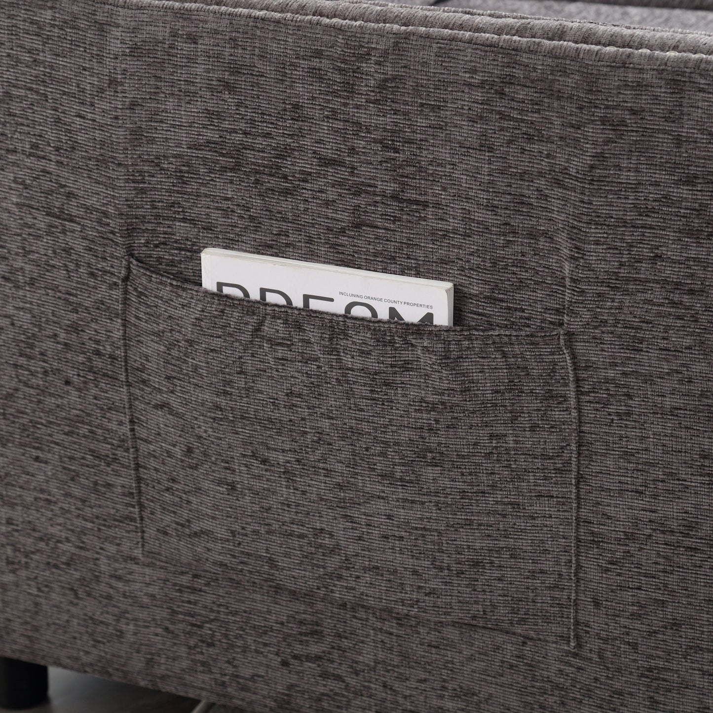 Divano a due posti moderno grigio scuro 52.36 imbottito in ciniglia con tasca e borchie per soggiorno