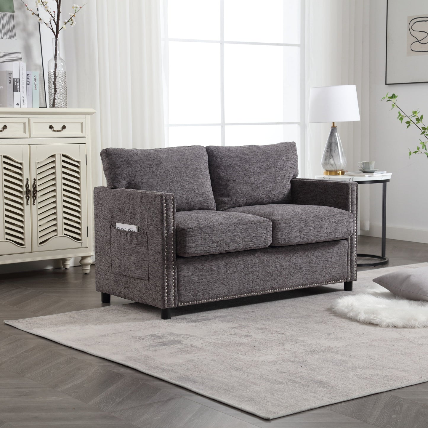 Divano a due posti moderno grigio scuro 52.36 imbottito in ciniglia con tasca e borchie per soggiorno