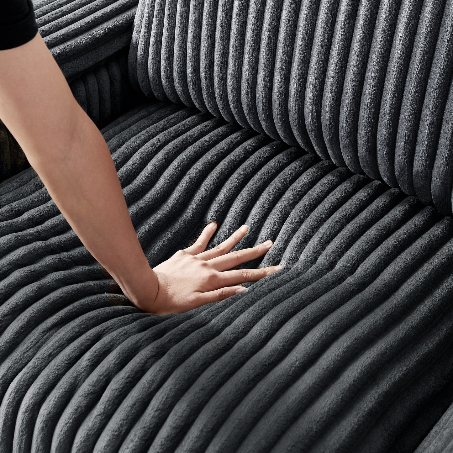 Divano a due posti in tessuto grigio scuro 71 con bracciolo contenitore quadrato e porta USB per soggiorno