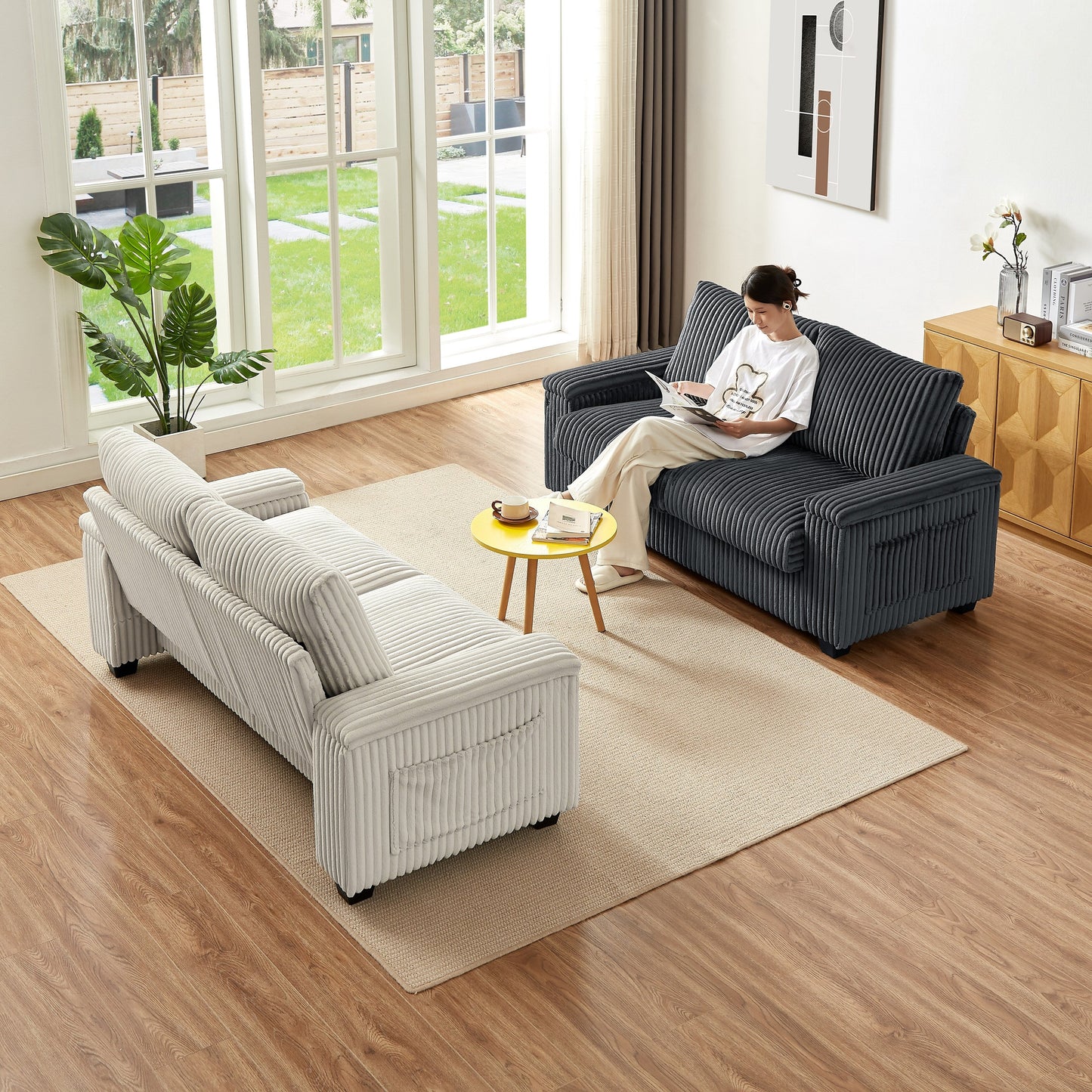 Divano a due posti in tessuto grigio scuro 71 con bracciolo contenitore quadrato e porta USB per soggiorno