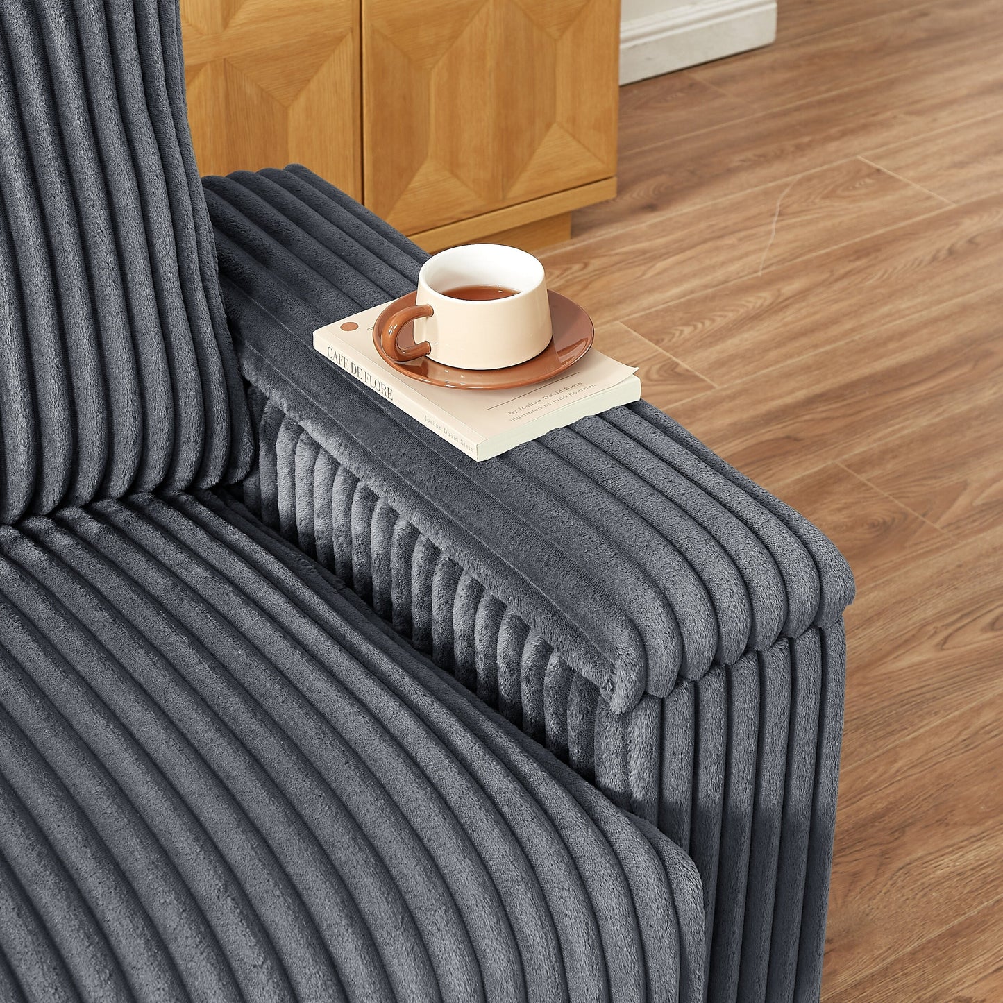 Divano a due posti in tessuto grigio scuro 71 con bracciolo contenitore quadrato e porta USB per soggiorno