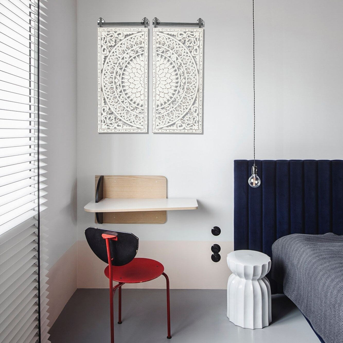 Decorazione murale in legno bianco avorio anticato con fiori e dettagli neri (set da 2)