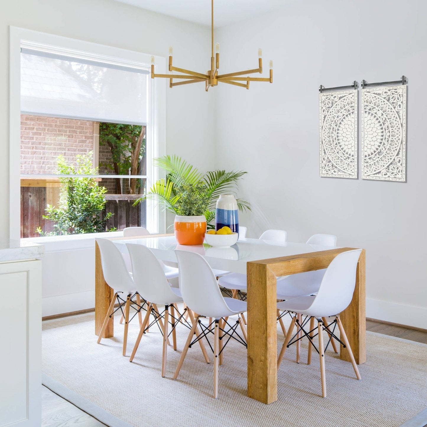 Decorazione murale in legno bianco avorio anticato con fiori e dettagli neri (set da 2)