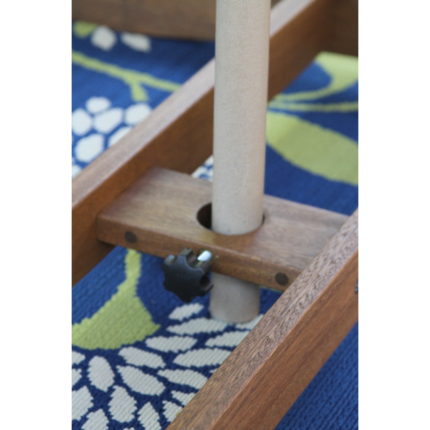 Eilaf Set Lazy Susan da 7 pezzi con sedie impilabili in vimini