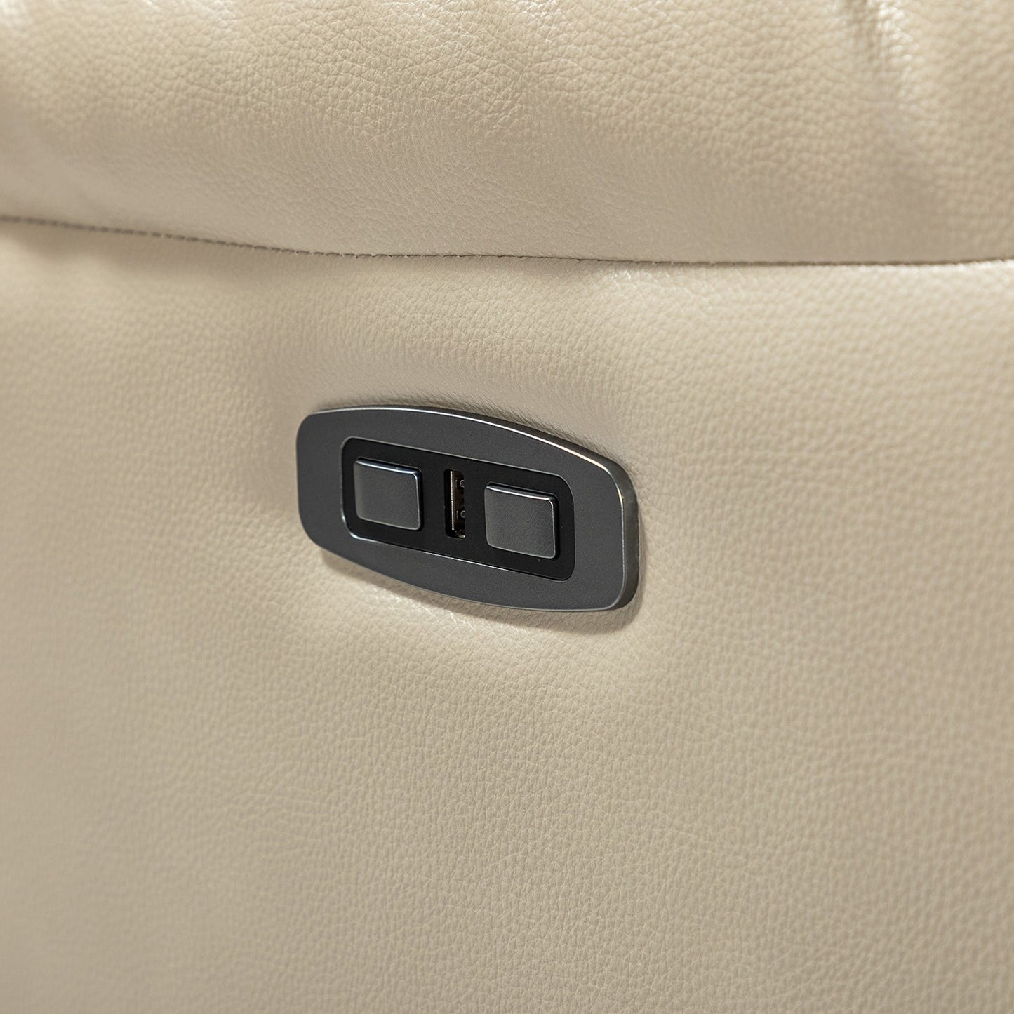 Poltrona reclinabile elettrica Eliseo in vera pelle con porta USB e design Wingback