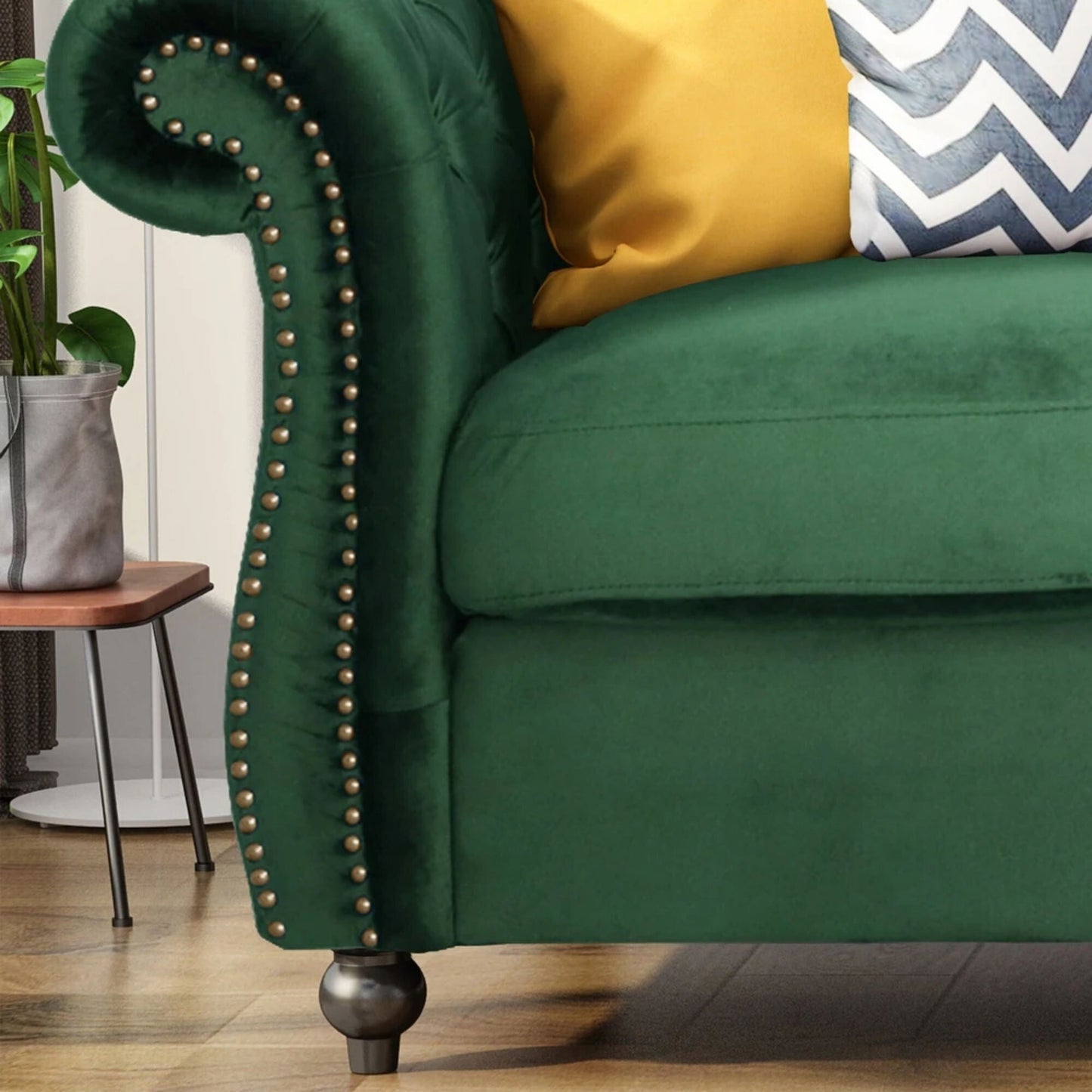 Divano Chesterfield Emerald 84.75 imbottito con bottoni, 3 posti, borchie e gambe in legno per soggiorno
