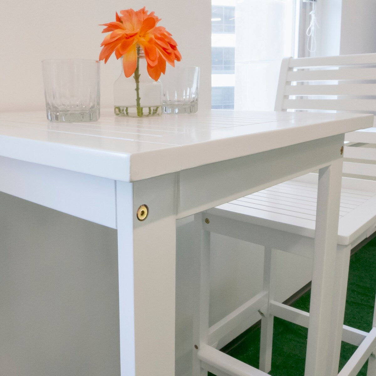 Set da pranzo con tavolo e sedie da bar in legno Emilio