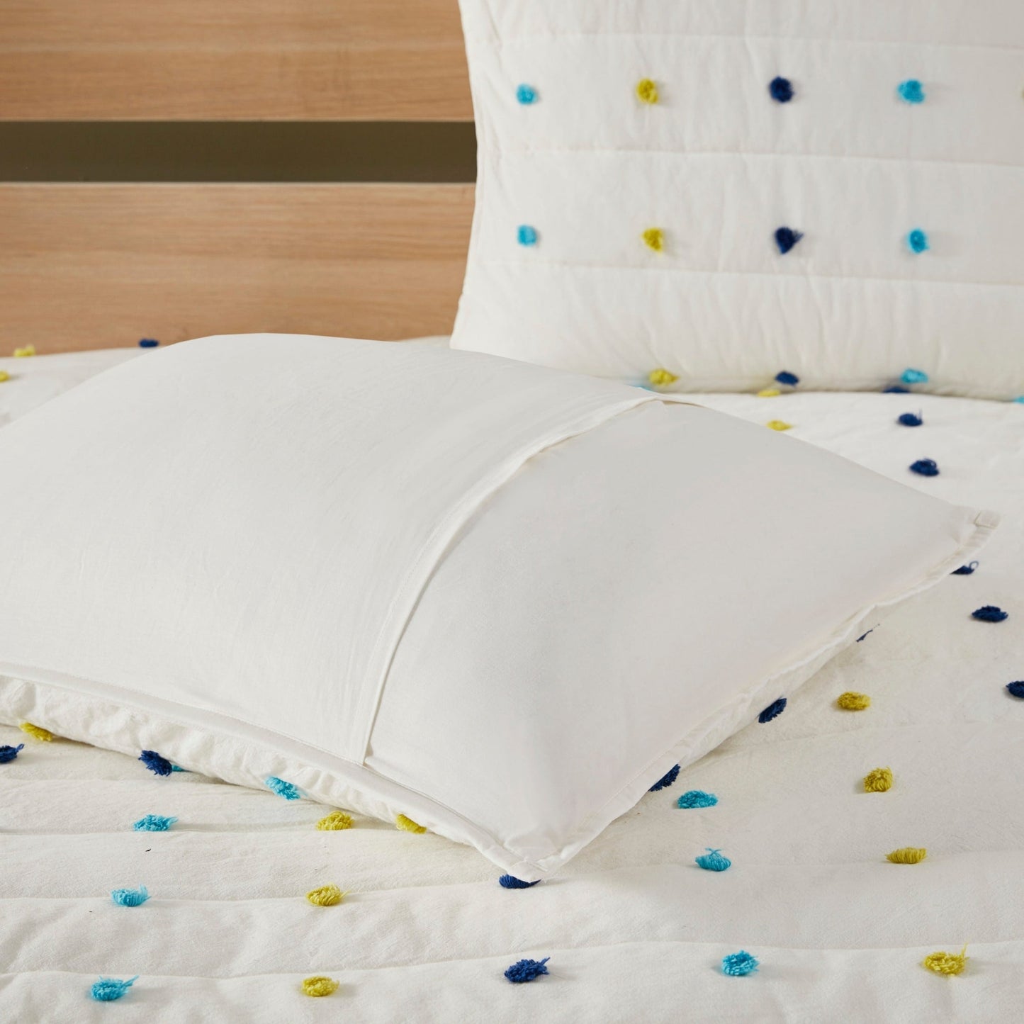 Set trapunta in cotone jacquard con pompon Ensley di Intelligent Design Kids e cuscini