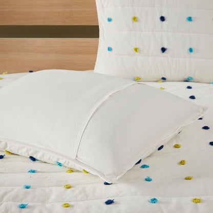 Set trapunta in cotone jacquard con pompon Ensley di Intelligent Design Kids e cuscini