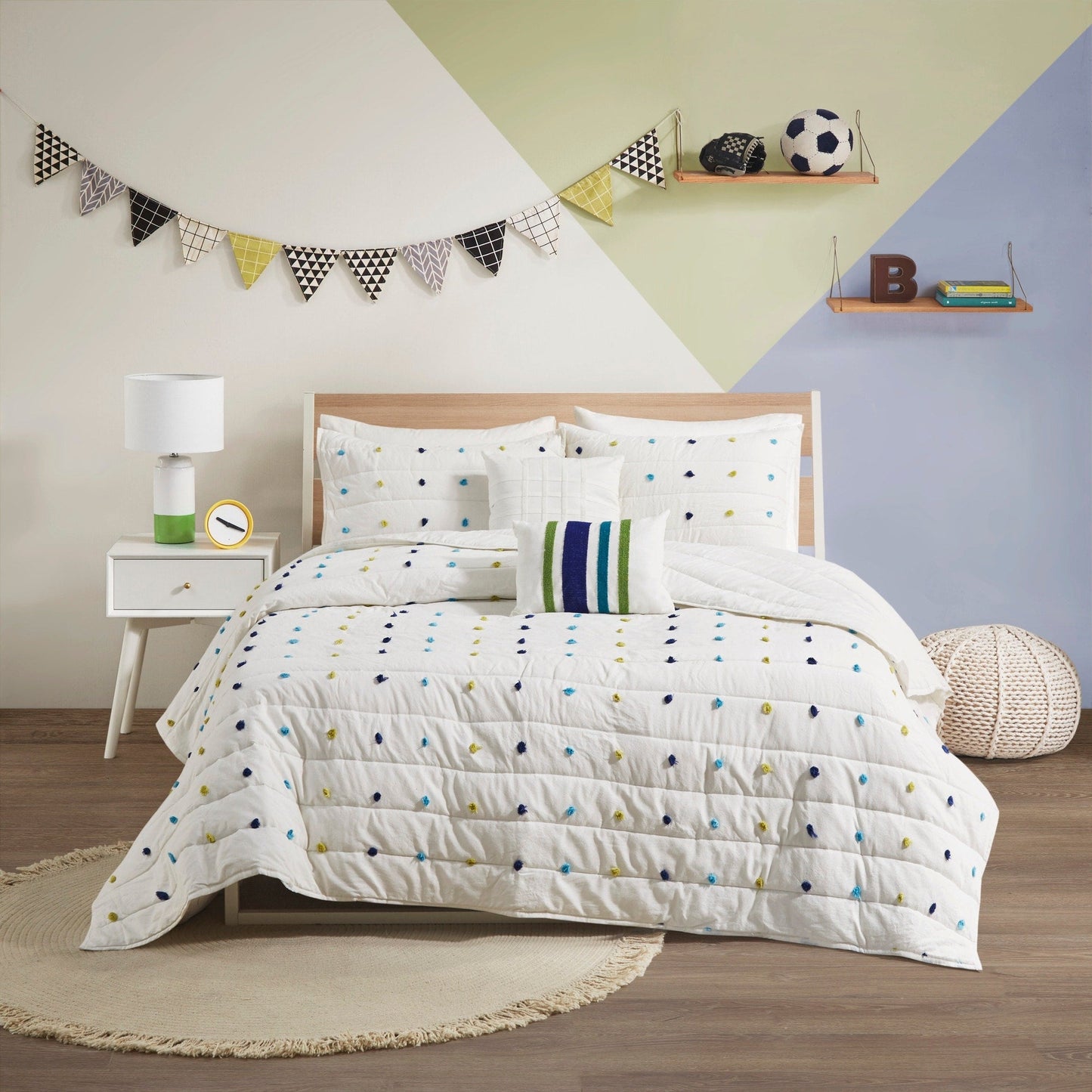 Set trapunta in cotone jacquard con pompon Ensley di Intelligent Design Kids e cuscini