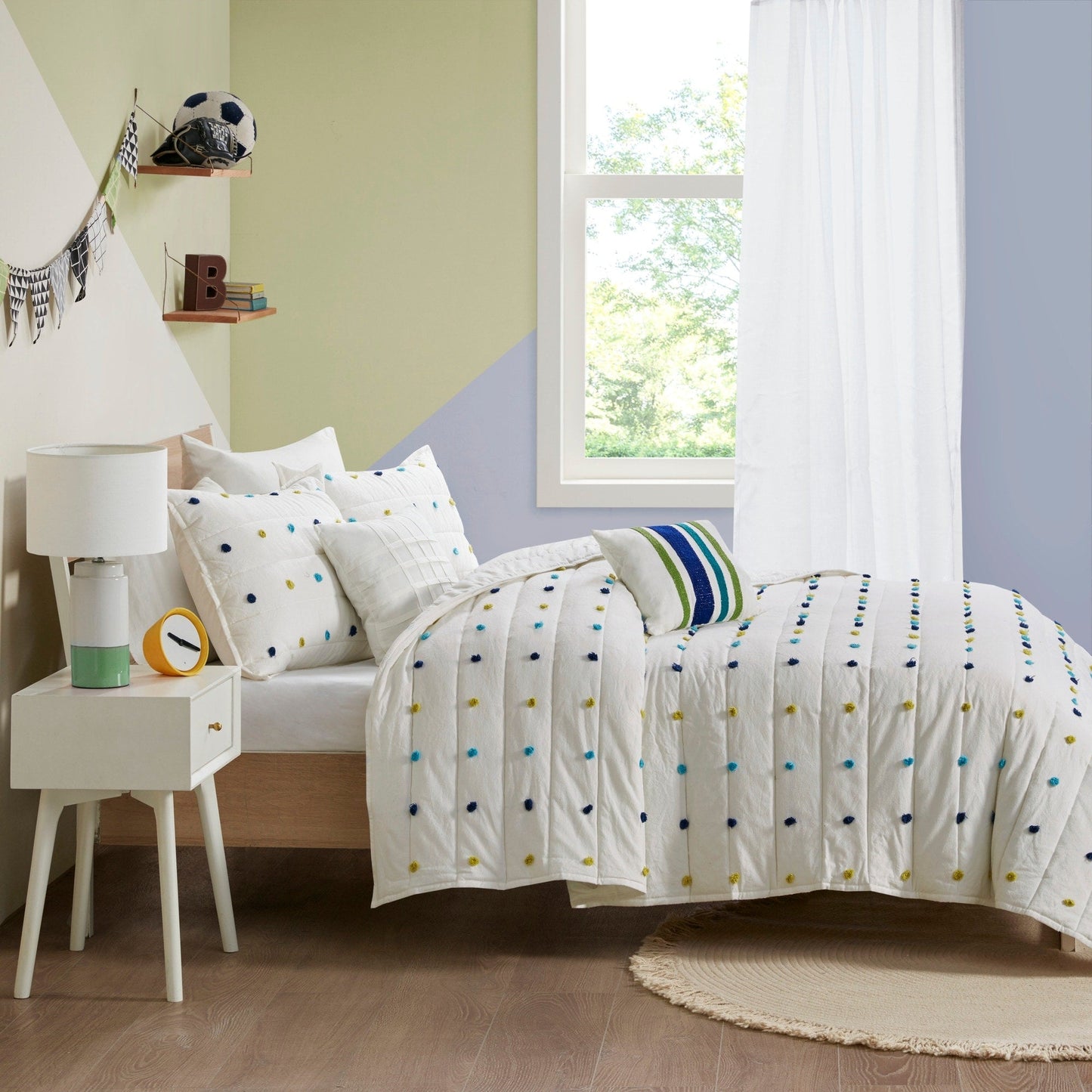 Set trapunta in cotone jacquard con pompon Ensley di Intelligent Design Kids e cuscini
