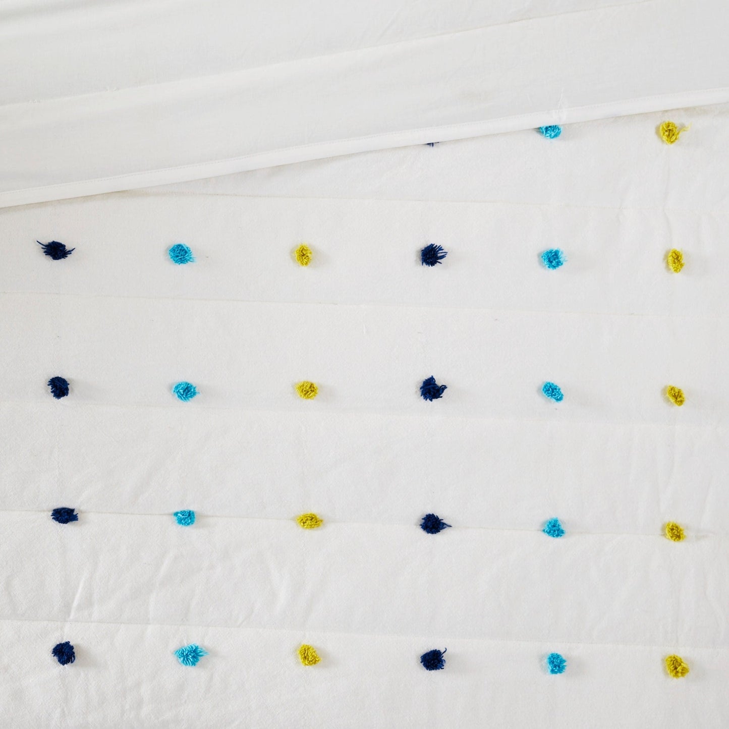 Set trapunta in cotone jacquard con pompon Ensley di Intelligent Design Kids e cuscini