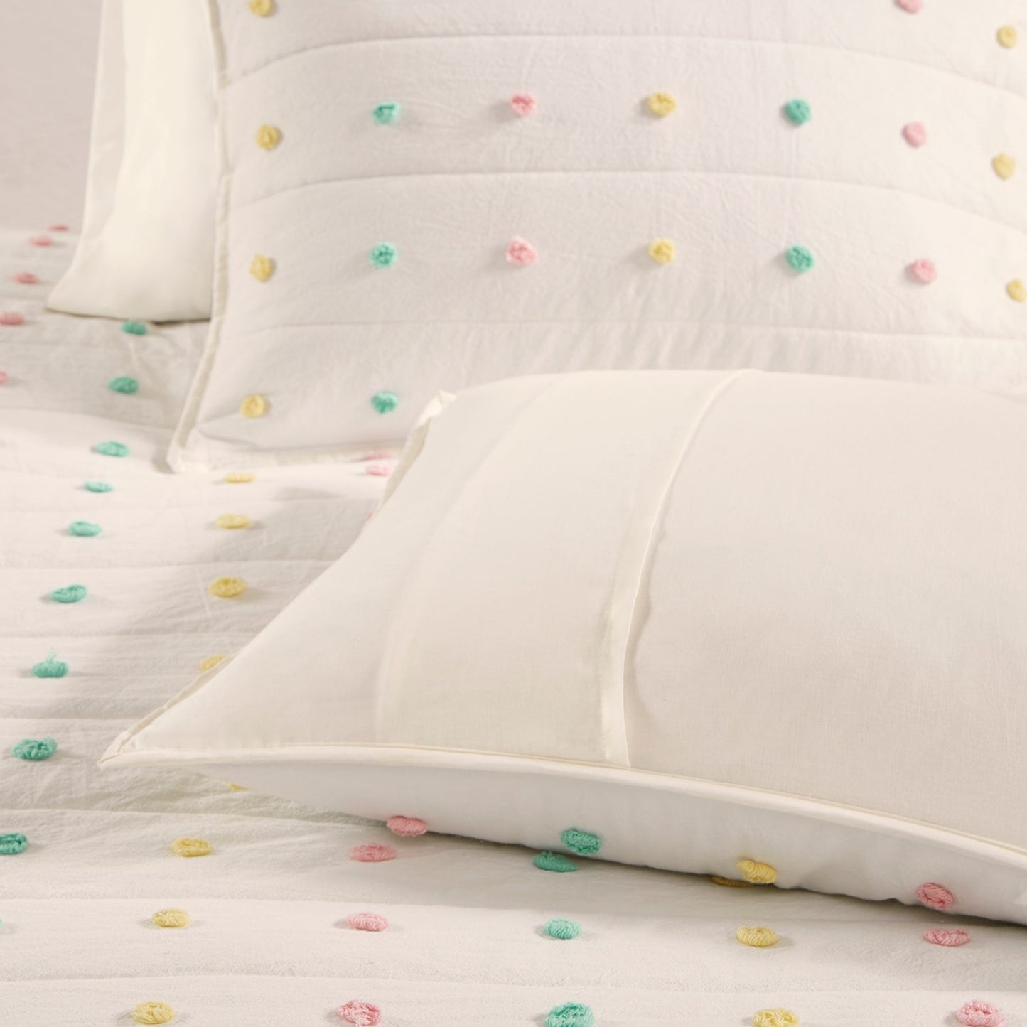 Set trapunta in cotone jacquard con pompon Ensley di Intelligent Design Kids e cuscini