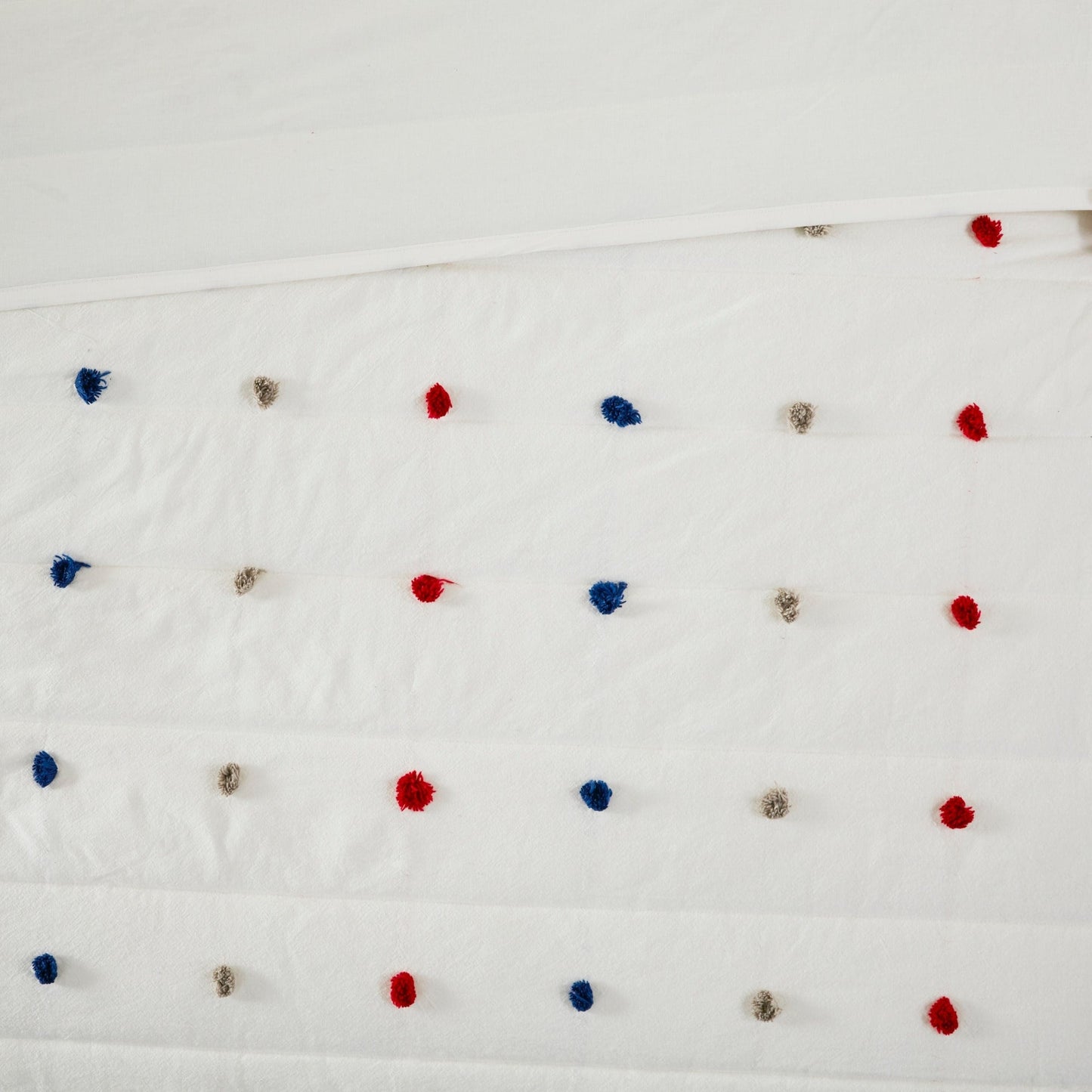 Set trapunta in cotone jacquard con pompon Ensley di Intelligent Design Kids e cuscini