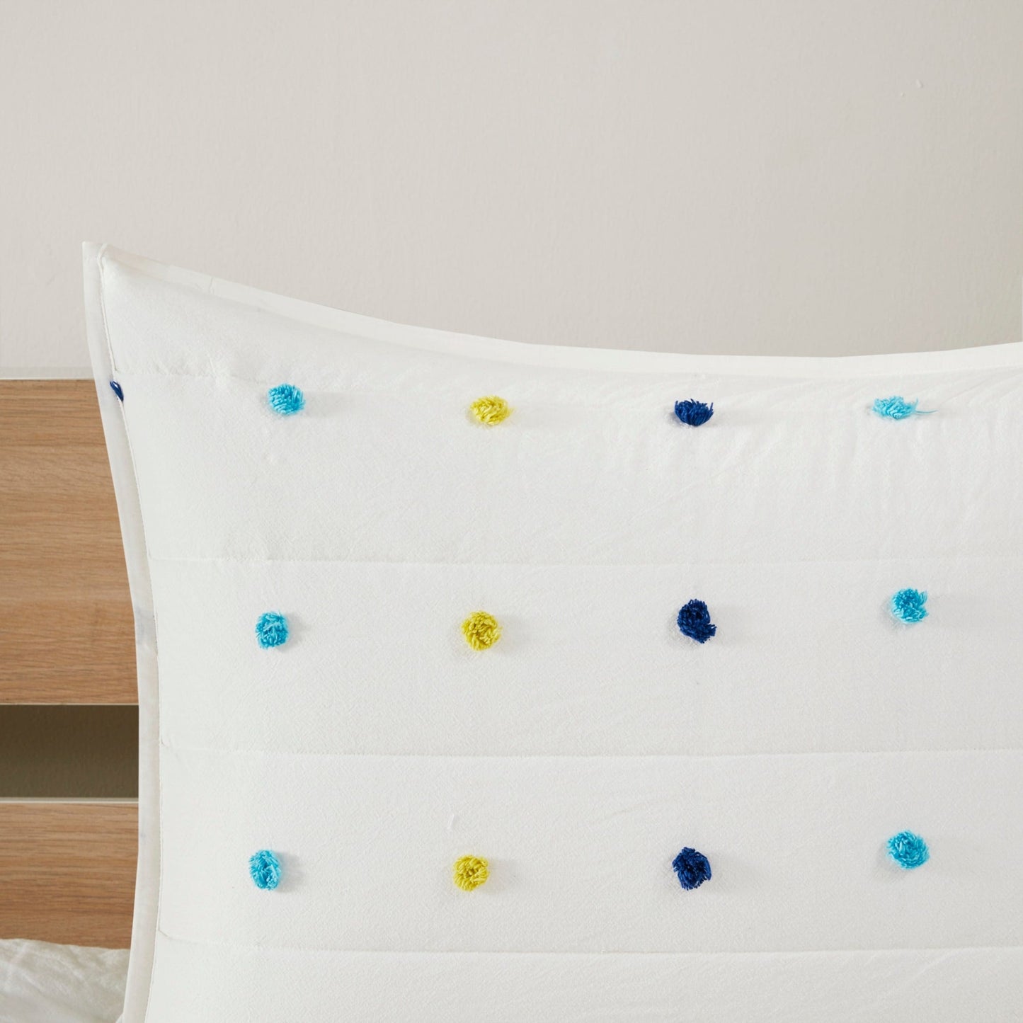 Set trapunta in cotone jacquard con pompon Ensley di Intelligent Design Kids e cuscini