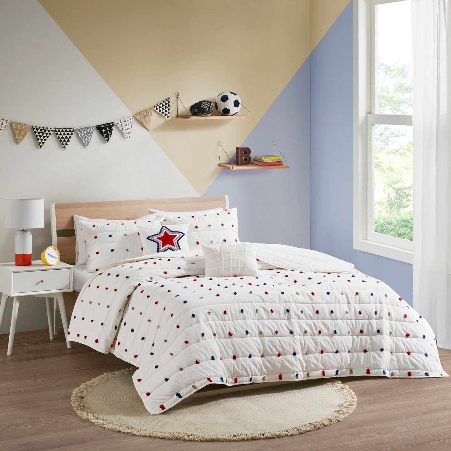 Set trapunta in cotone jacquard con pompon Ensley di Intelligent Design Kids e cuscini