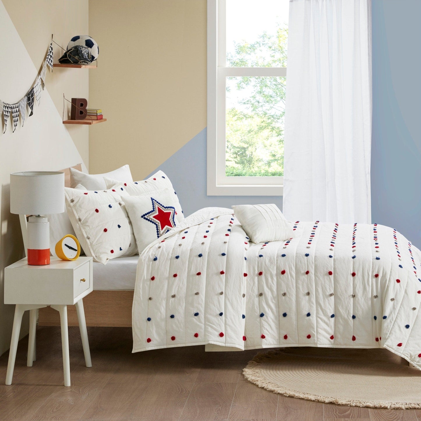 Set trapunta in cotone jacquard con pompon Ensley di Intelligent Design Kids e cuscini