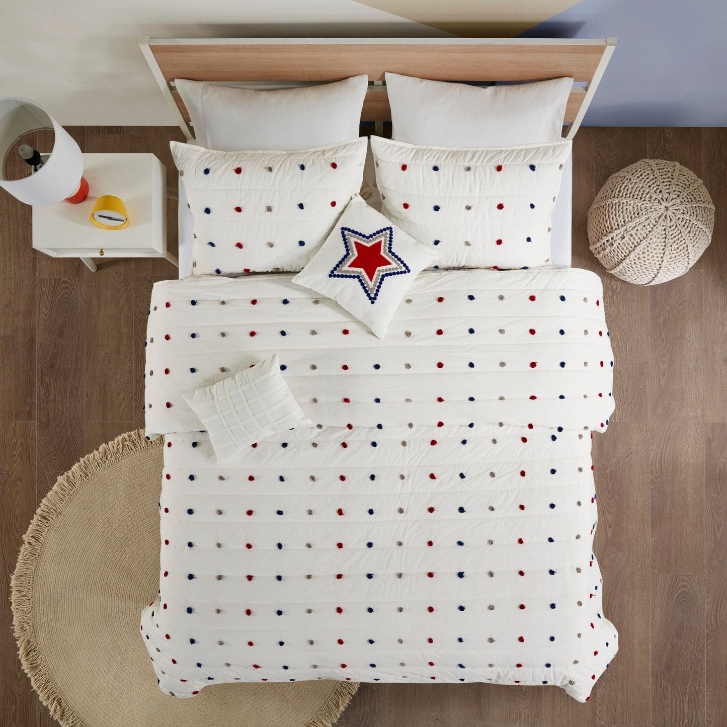 Set trapunta in cotone jacquard con pompon Ensley di Intelligent Design Kids e cuscini