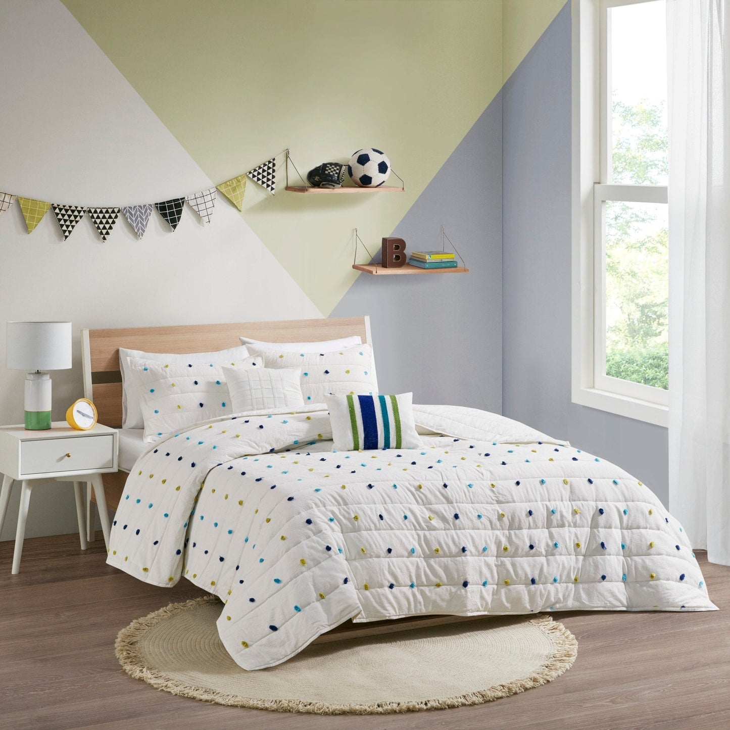 Set trapunta in cotone jacquard con pompon Ensley di Intelligent Design Kids e cuscini