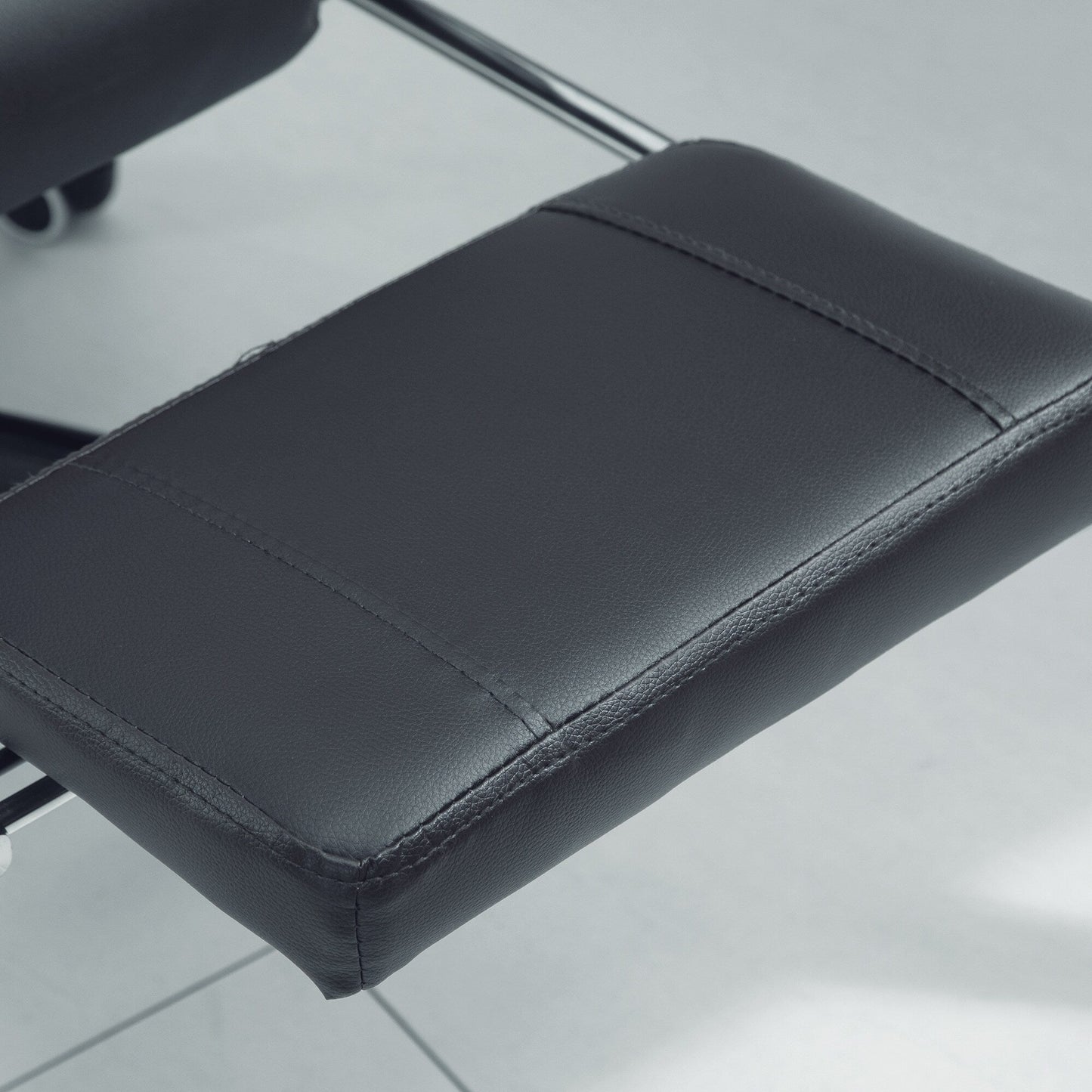 Sedia da ufficio ergonomica con massaggio vibrante e girevole, schienale reclinabile, altezza regolabile e poggiapiedi retrattile