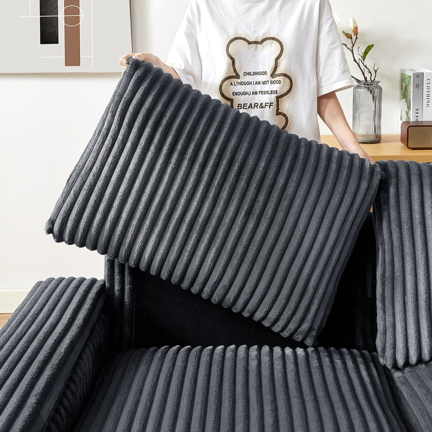 Divano a due posti in tessuto con bracciolo contenitore e USB