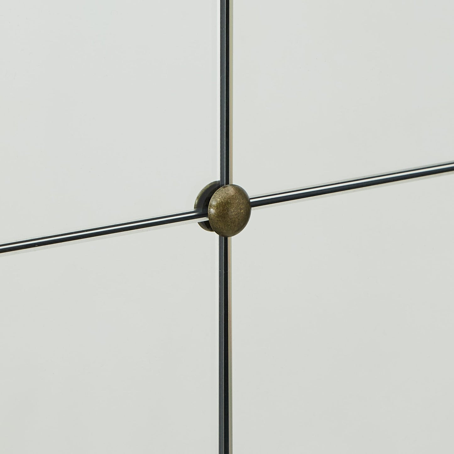 Specchio da parete Fantina con pannelli in argento antico di iNSPIRE Q Classic