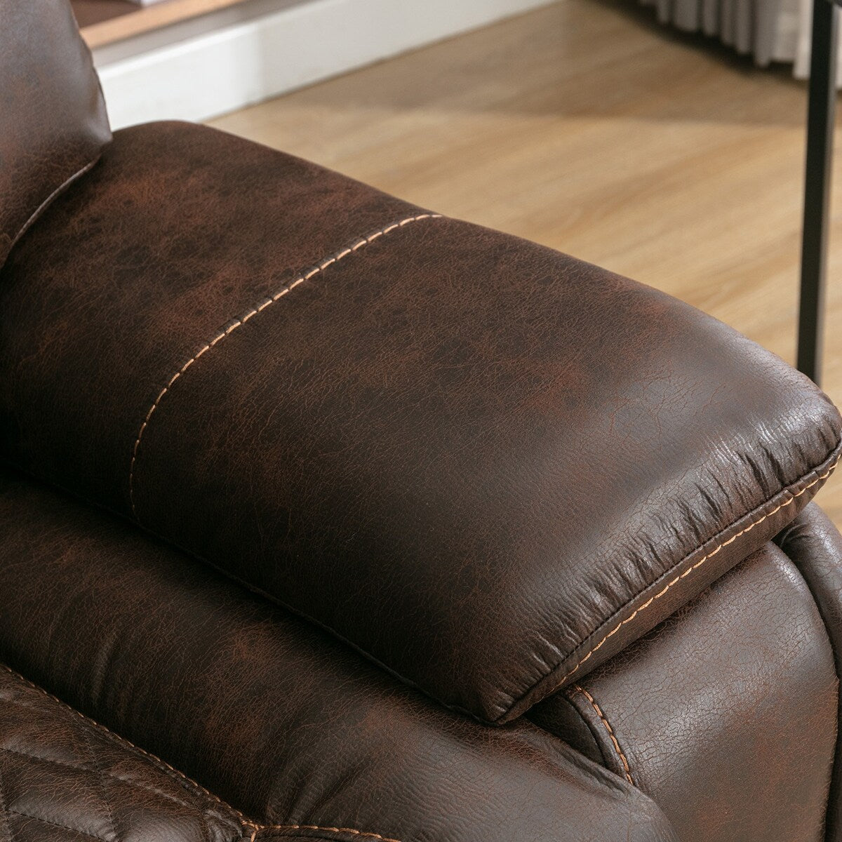 Poltrona reclinabile elettrica in pelle Ebello con comodo poggiapiedi per il soggiorno