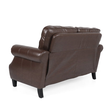 Divano a due posti in similpelle con gambe in legno di betulla e borchie