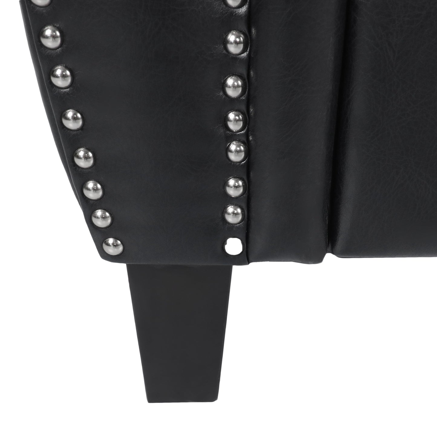 Divano a due posti in similpelle con gambe in legno di betulla e borchie