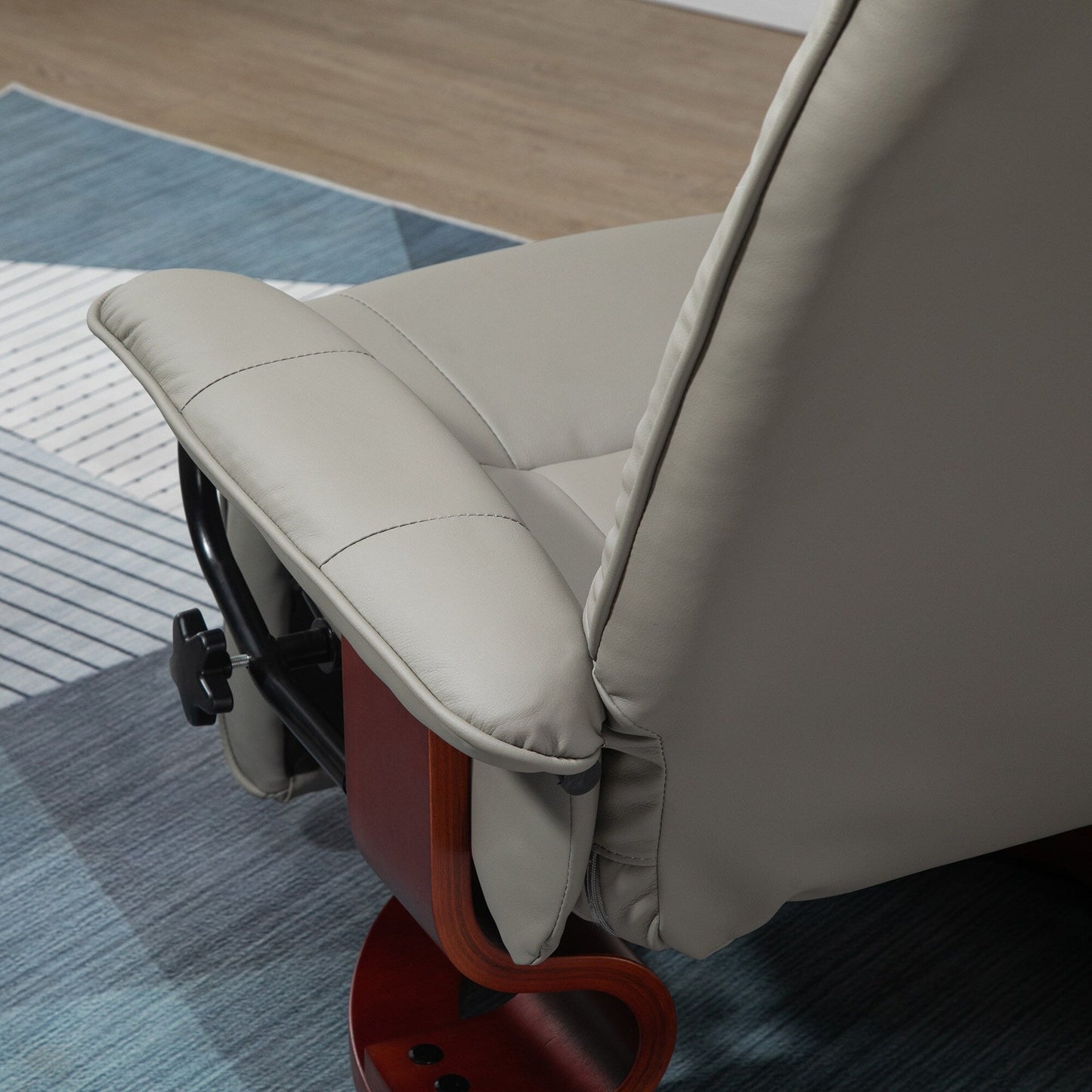 Poltrona reclinabile girevole manuale in similpelle con poggiapiedi, braccioli e base in legno rivestita