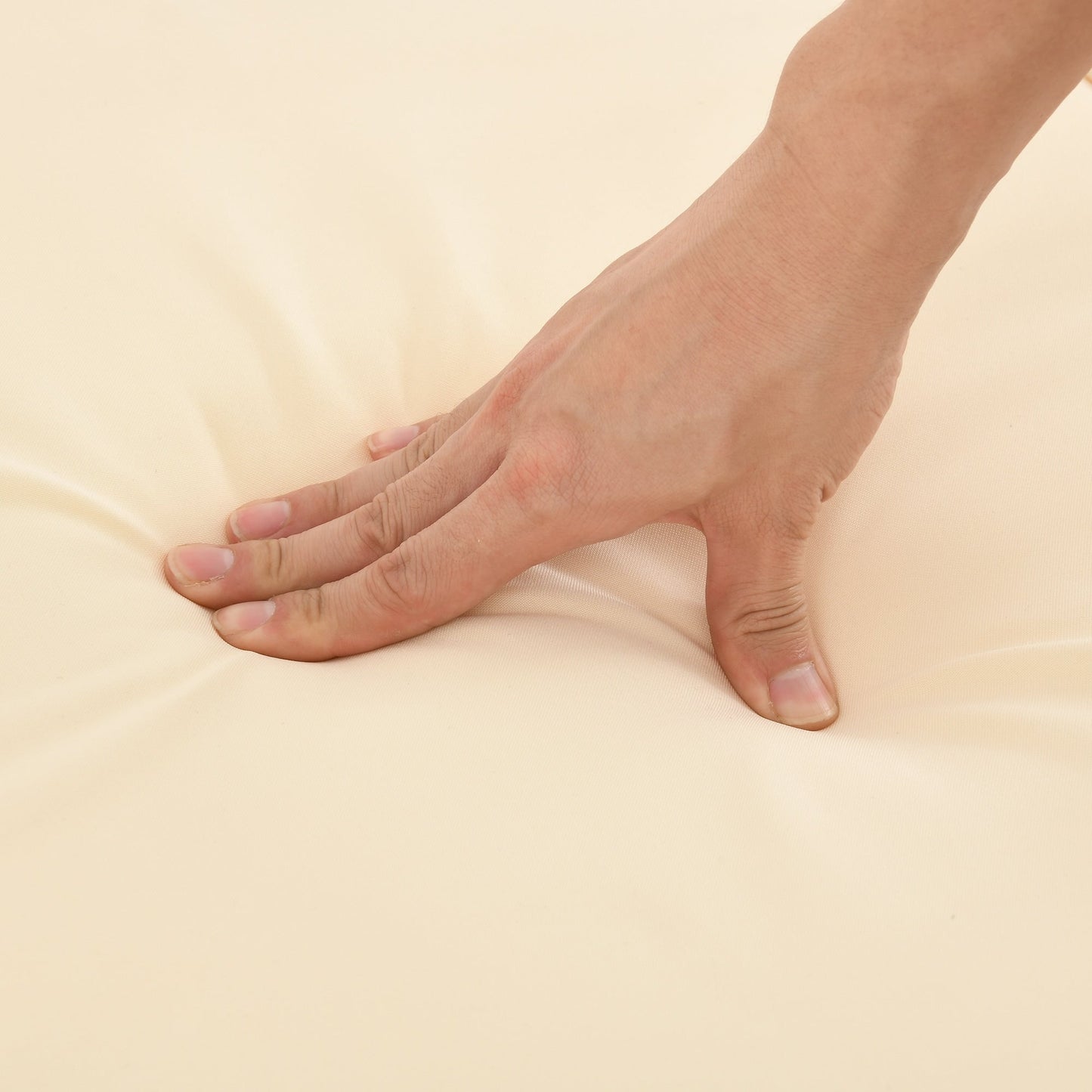 Set da pranzo per esterni Moasis da 5 pezzi in rattan, tavolo con sedie in vimini e foro per ombrellone