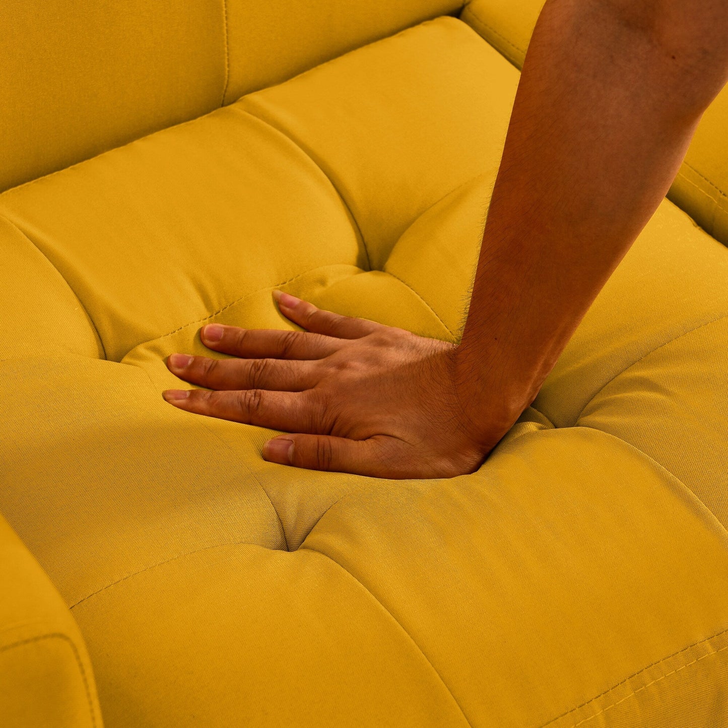 Divano a due posti imbottito con bottoni in schiuma e gambe in ferro