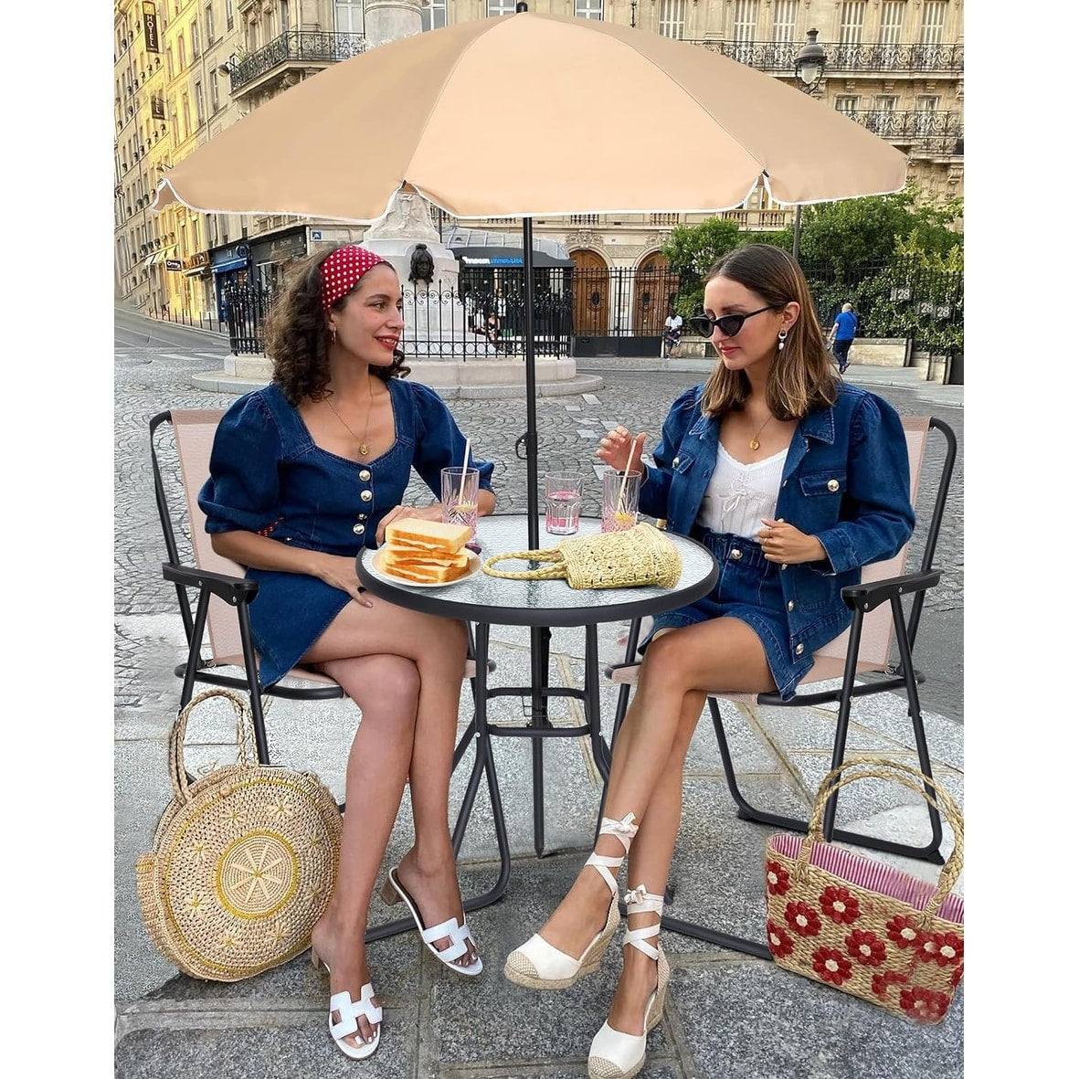 Set da pranzo pieghevole per patio, set da pranzo per esterni da 6 pezzi con ombrellone inclinato, 4 sedie pieghevoli beige, 1 tavolo rotondo in vetro temperato