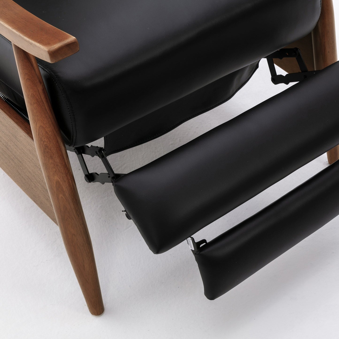 Poltrona reclinabile Fordham in pelle pieno fiore con braccioli in legno e schienale a spinta di Greyson Living