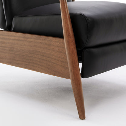 Poltrona reclinabile Fordham in pelle pieno fiore con braccioli in legno e schienale a spinta di Greyson Living