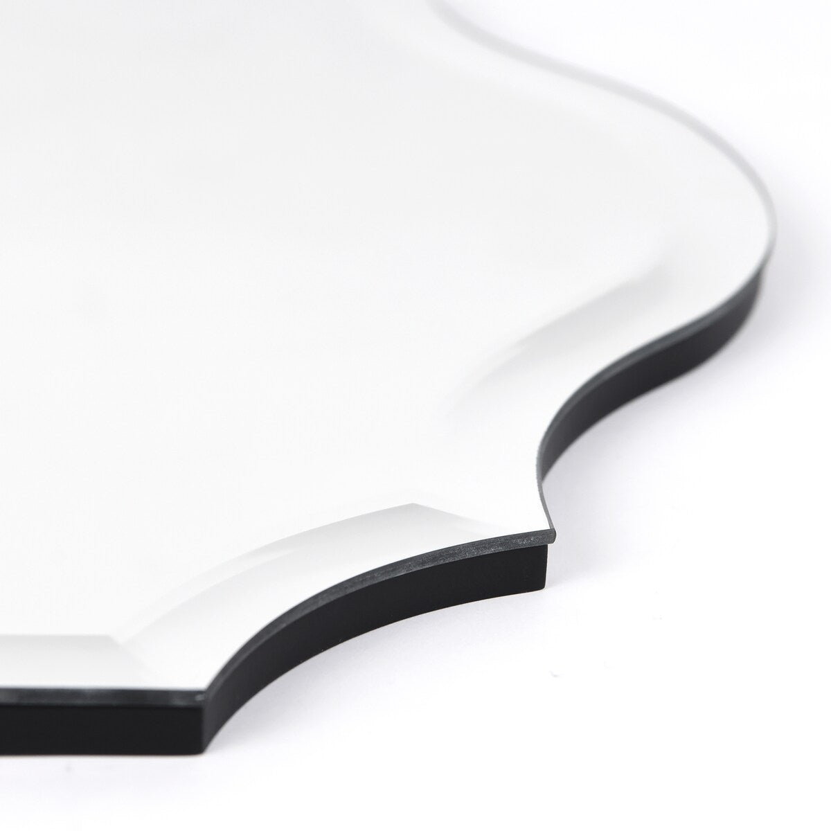 Specchio da parete elegante, oblungo, smussato e smerlato, senza cornice