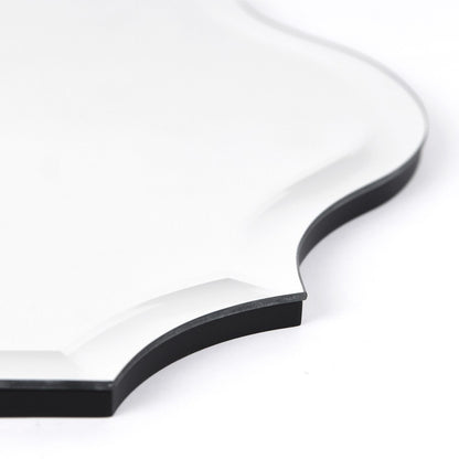 Specchio da parete elegante, oblungo, smussato e smerlato, senza cornice