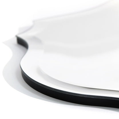 Specchio da parete elegante, oblungo, smussato e smerlato, senza cornice